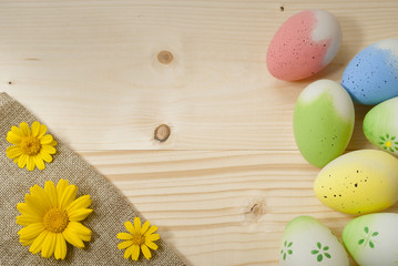 Pasqua, uova colorate con margherite gialle