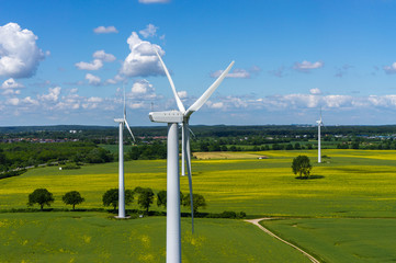 Luftbild und Nahaufnahme einer Windenergieanlage in einem Windpark