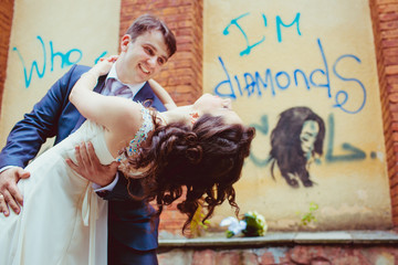 Obraz premium Happy newlywed romantic couple have fun outside