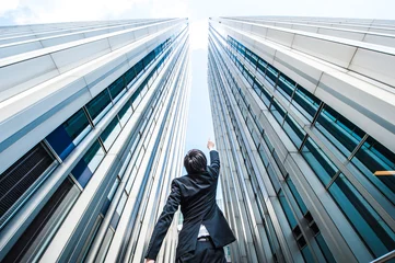 Foto op Plexiglas 高層ビルを見上げるビジネスマン,ローアングル,オフィスビル © beeboys