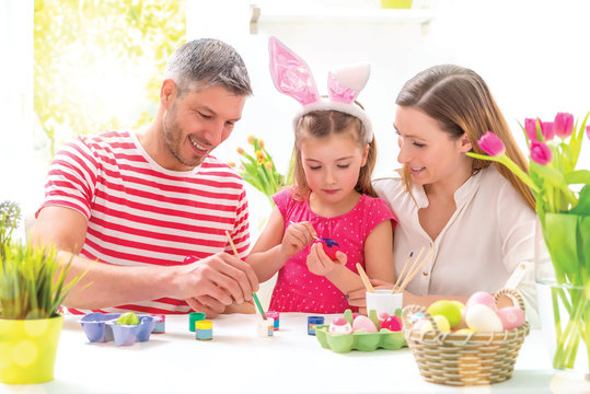 father daughter painting easer eggs