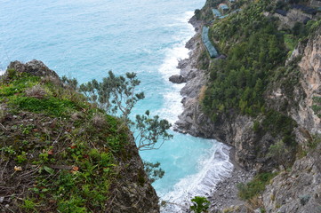 Petite plage inaccessible sur le côte amalfitaine
