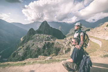 Crédence de cuisine en verre imprimé Machu Picchu Hugging couple looking at Machu Picchu, Peru, toned image