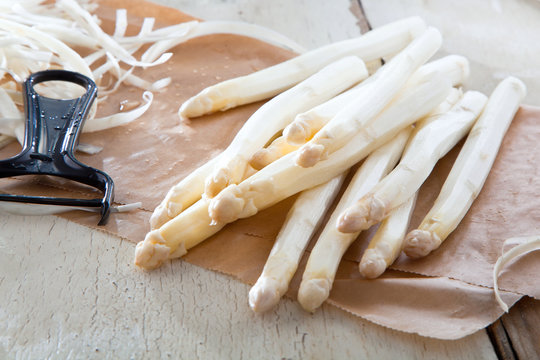 Weisser Spargel gesch&auml;lt 