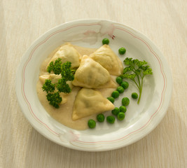 Ravioli with green peas cheese sauce