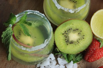 Fototapeta na wymiar Kiwi cocktail
