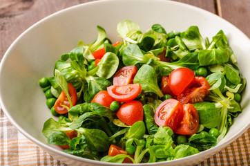 Lamb lettuce salad with tomato