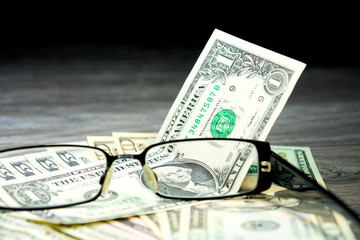 Bargeld und Lesebrille