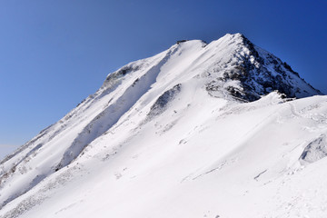 Fototapeta na wymiar 厳冬の八ヶ岳連峰「赤岳」