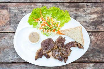 Grilled steak and vegetable salad