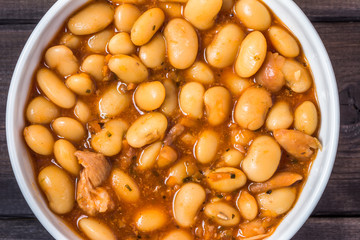 Baked beans in tomato sauce