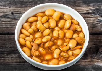 Baked beans in tomato sauce