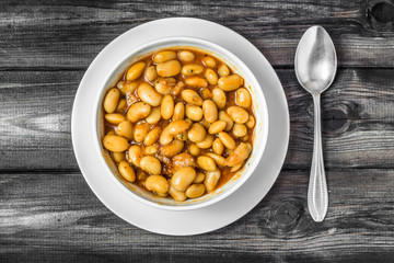 Baked beans in tomato sauce