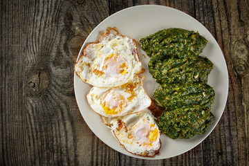 Eggs and nettle porridge