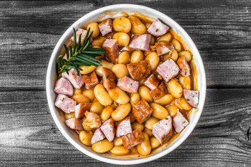Baked beans with sausage in tomato sauce