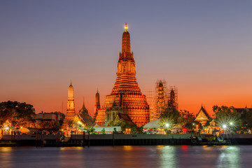 Fototapeta premium Wat Arun Buddyjskie miejsca religijne o zmierzchu, Bangkok, Tajlandia