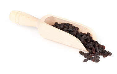 Raisins in wooden scoop