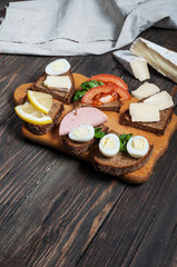 Fresh toast sandwiches with egg, quail eggs,tomatos and cheese