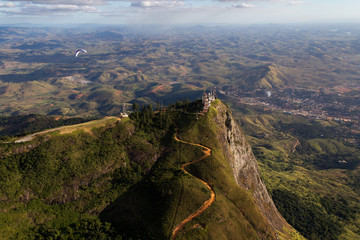 Paisagem aérea em Governador Valadares com Paraglider e pico do ibituruna e vale do rio Doce
