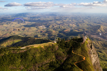 Paisagem aérea em Governador Valadares com Paraglider e pico do ibituruna e vale do rio Doce