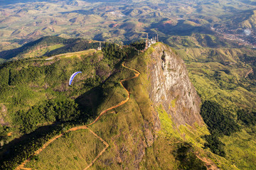 Paisagem aérea em Governador Valadares com Paraglider e pico do ibituruna e vale do rio Doce
