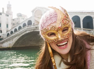 Papier Peint photo Pont du Rialto Happy woman holding Venice Mask in the front of Rialto Bridge