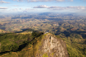 Paisagem aérea em Governador Valadares com Paraglider e pico do ibituruna e vale do rio Doce