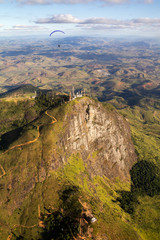 Paisagem aérea em Governador Valadares com Paraglider e pico do ibituruna e vale do rio Doce
