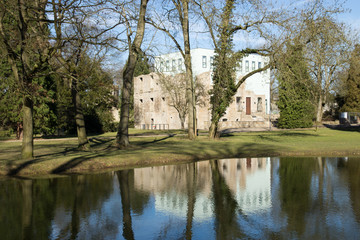 Obraz premium Ruine Haus Weitmar mit Kubus, Bochum, Nordrhein-Westfalen