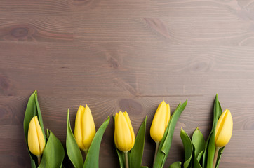 tulipany na tle z desek - obrazy, fototapety, plakaty