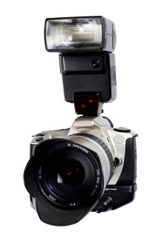 Analoge Spiegelreflexkamera mit Universalobjektiv, Batteriegriff und Aufsteckblitz