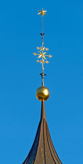 Fototapeta na wymiar Kirchturmspitze mit goldenem Stern