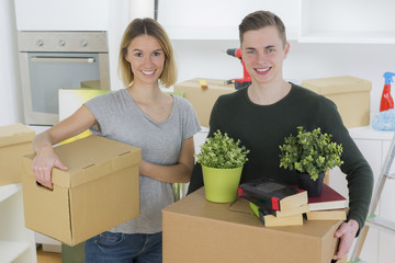 paar zieht ins neue haus ein
