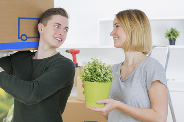 pärchen zieht in eine neue wohnung
