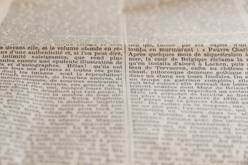 Detalle de Texto de Periódico Antiguo -  Textos de periódico o diario antiguo , en francés. Original de periodico  frances del año 1925 titulado "Le Temps ". Periódico desaparecido en el año 1942) 