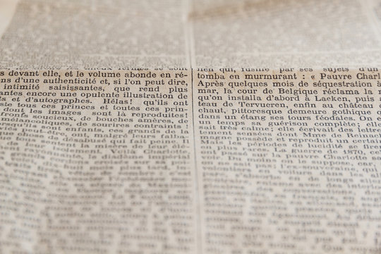 Detalle de Texto de Periódico Antiguo -  Textos de periódico o diario antiguo , en francés. Original de periodico  frances del año 1925 titulado "Le Temps ". Periódico desaparecido en el año 1942) 