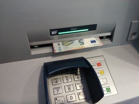 Bargeld am Bankautomaten abheben