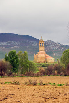 Vista general del exterior de la Iglesia del Cristo en Tabuyo del Monte,  entre campos y monta&ntilde;as . Construida en piedra desde el siglo XVIII. Provincia de  Le&oacute;n. Espa&ntilde;a