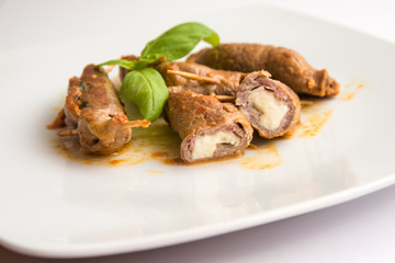 Involtini di manzo ripieni di formaggio fuso e prosciutto