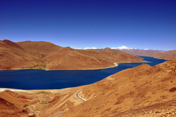 Tibet - Blauer See in Höhe von über 5.000 m