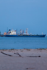 Fototapeta premium cargo de marchandise à quai sur le port d'escale 