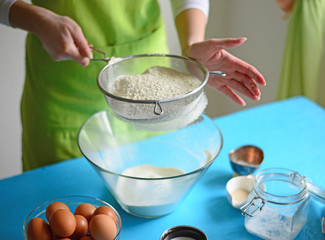 Flour sifting through a sieve for a baking