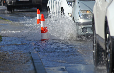 Voitures passant dans une rue inondée