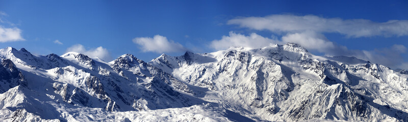 Fototapeta na wymiar Panoramic view on snowy mountains in nice sunny day