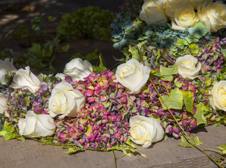Composizione floreale per cerimonia di matrimonio.