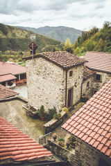 Taponecco miasteczko zbudowane w górach z kamieni w Toskanii we Włoszech