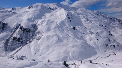 Schneebedeckter Berg in Tirol