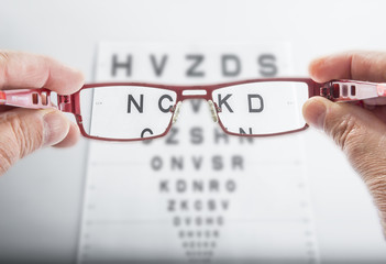 test vision/mains avec lunettes et carte de vision - obrazy, fototapety, plakaty