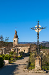 église et croix/église de Saint Julien de Serre en Ardèche