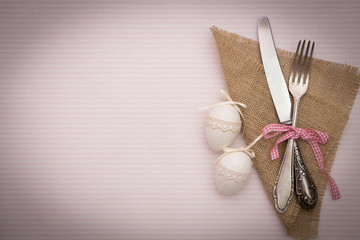 Osterbesteck auf gestreifter Tischdecke